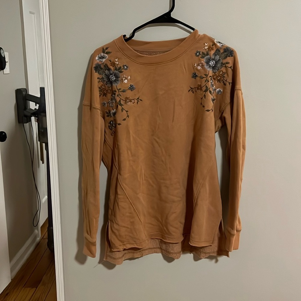 American Eagle floral crew top